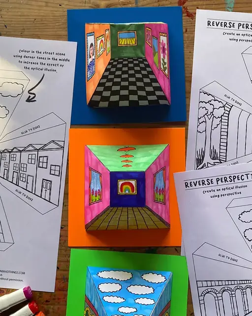 Vários projetos de perspectiva reversa coloridos sobre a mesa